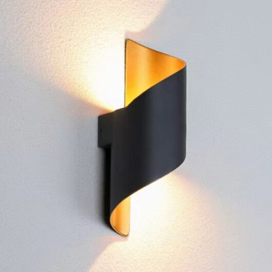 Waterproof exterior wall light, 12 W, warm white, view of the patio of the villa with garden, clock