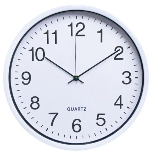 Silent white quartz radio-controlled wall clock, Ø 31cm, with second hand and automatic time change.